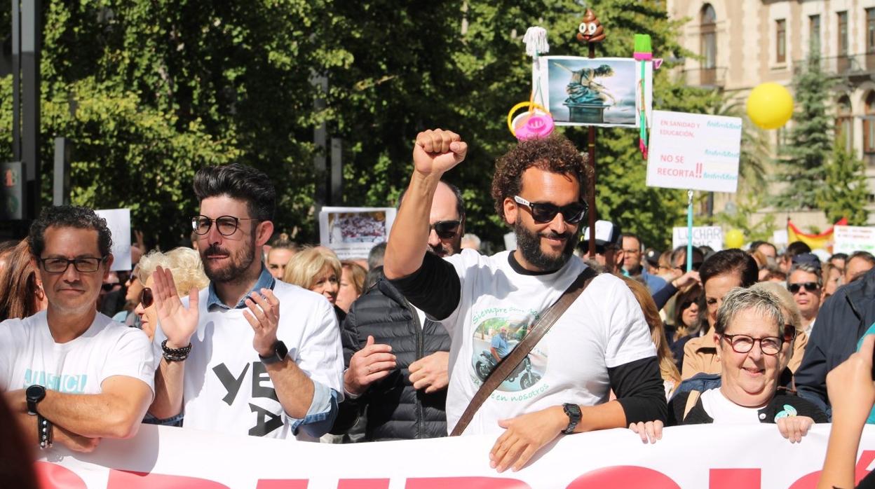 El médico Jesús Candel (Spiriman) ha encabezado la marcha por las calles de Granada.