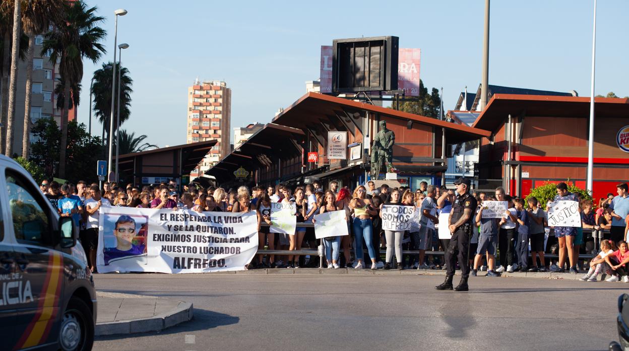 Familiares y amigos de Alfredo Morodo, durante una protesta hace unos días ante la Verja