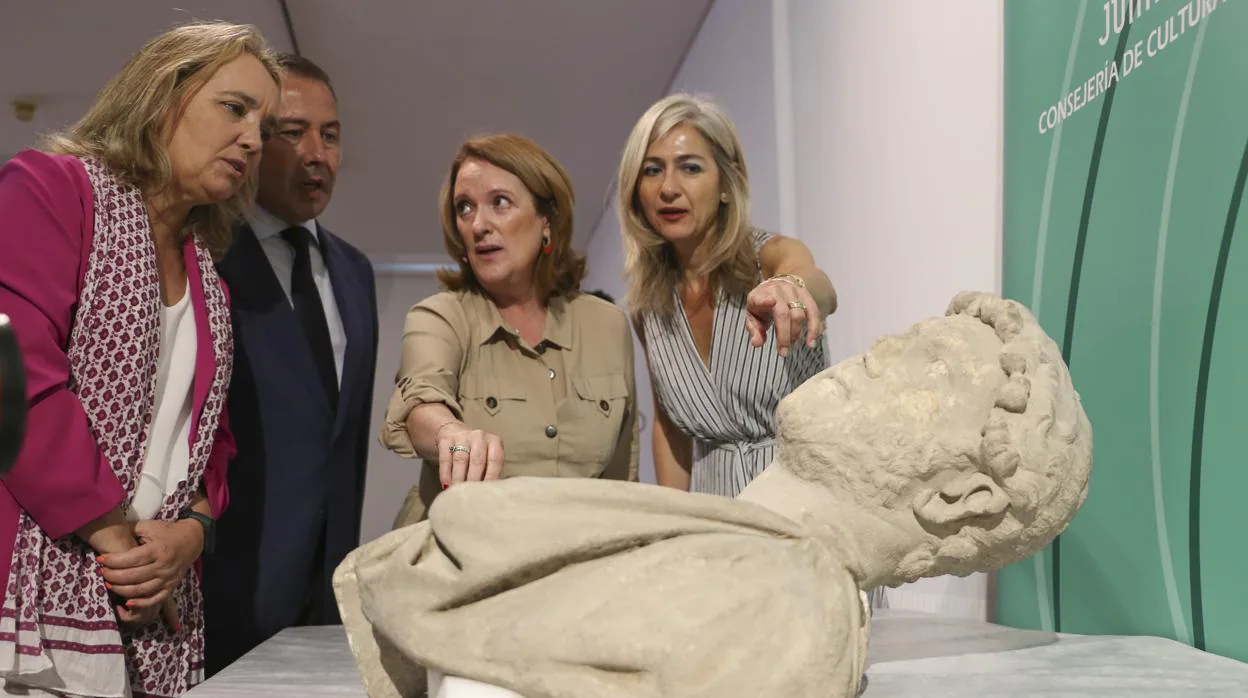 En julio, la consejera Patricia del Pozo presentó en el Arqueológico de Sevilla el busto incautado en Écija