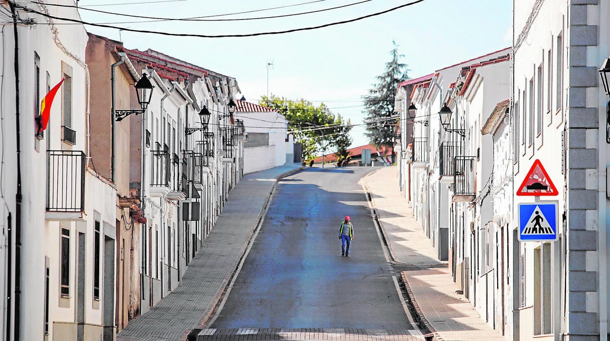 Un vecno pasa por una solitaria calle en Conquista, remota localidad de Los Pedroches