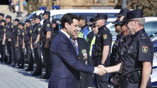 Juanma Moreno: «La Policía Nacional está haciendo historia en Cataluña»