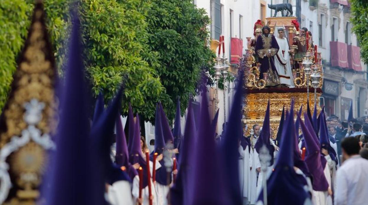 El hábito nazareno de la hermandad de la Sangre en la salida procesional