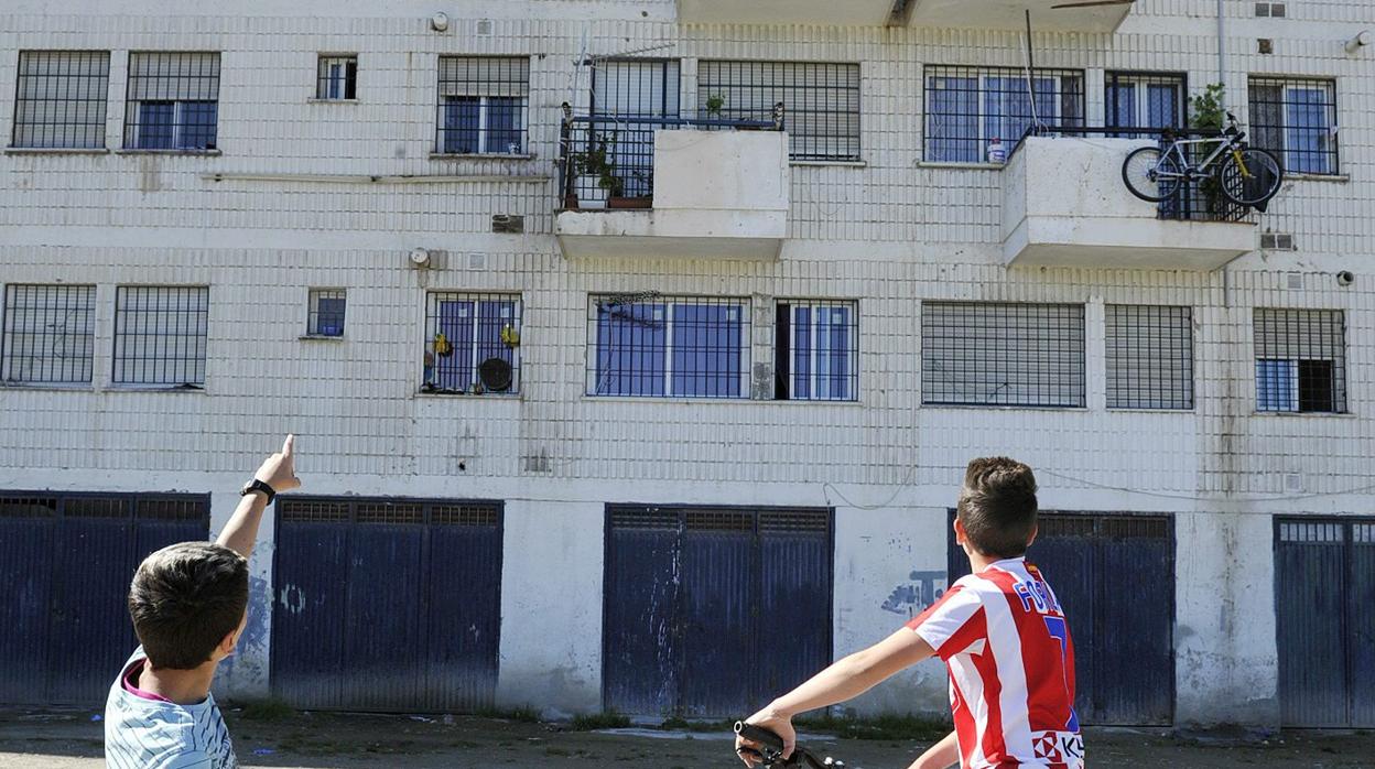 Dos niños en el barrio de Almanjáyar en Granada, uno de los que se va a rehabilitar