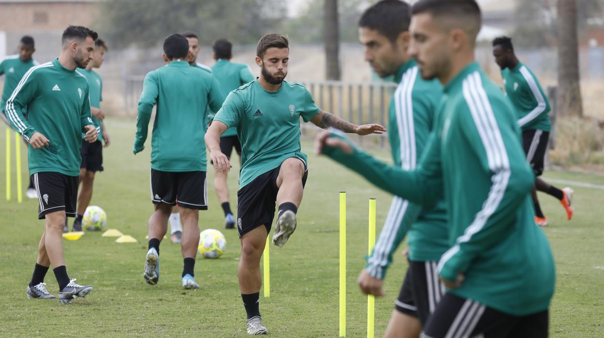 La plantilla del Córdoba CF se ejercita en la Ciudad Deportiva con chicos del filial por las bajas