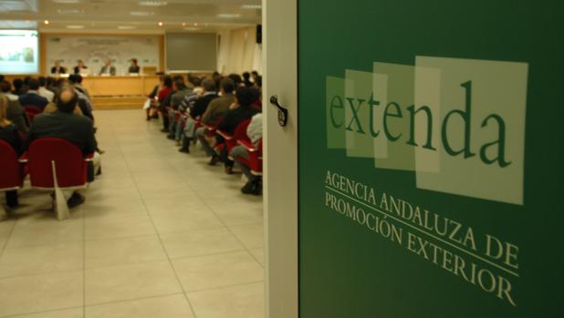 Demandan a la agencia Extenda para que los haga fijos por cesión ilegal de trabajadores