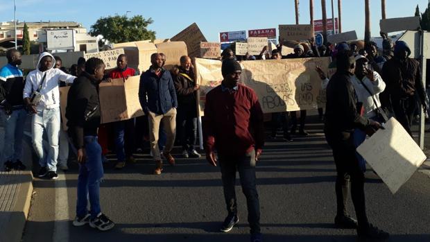 Inmigrantes asentados en campamentos chabolistas de Lepe se echan a la calle por «viviendas dignas»