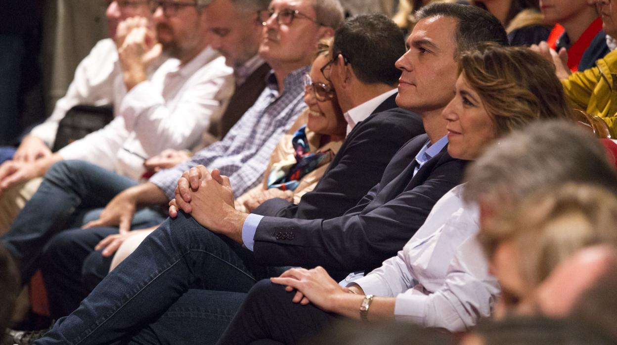 Pedro Sánchez, entre Susana Díaz a Ignacio Caraballo, en el acto en Huelva