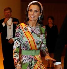 La Reina Doña Letizia luce un vestido de la firma cordobesa Matilde Cano en su viaje oficial a Japón