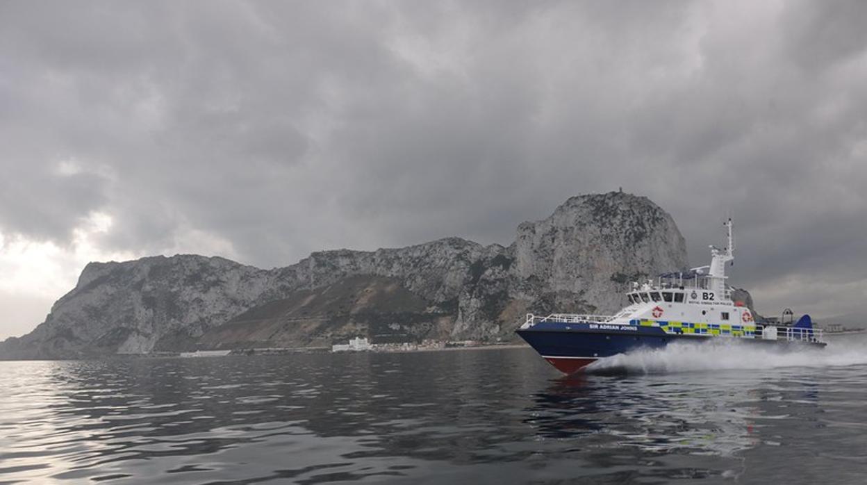 Una embarcacion de la Policía Real de Gibraltar, con el Peñón al fondo