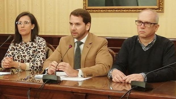 El Ayuntamiento de Cabra acuerda un plan para agilizar licencias municipales