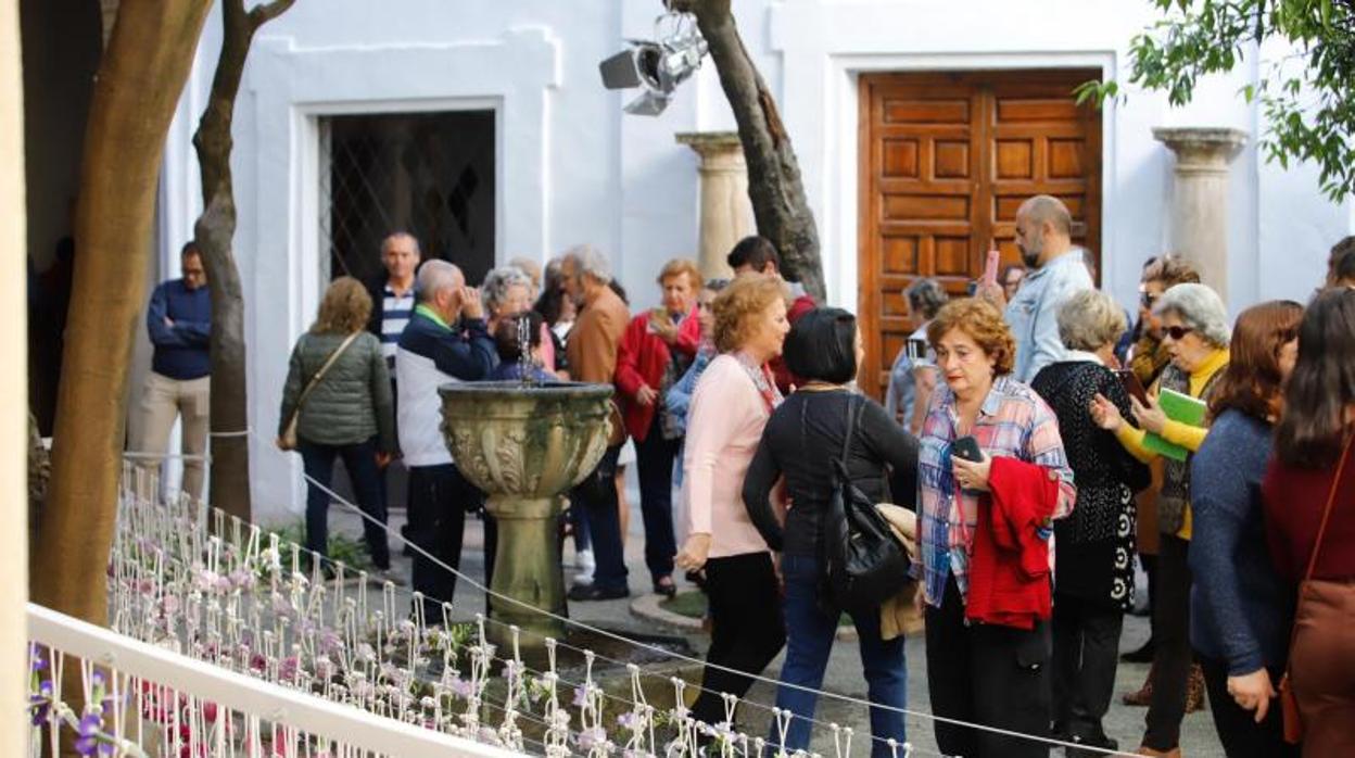 Público asistente a la instalación de Flora en el Palacio de Viana