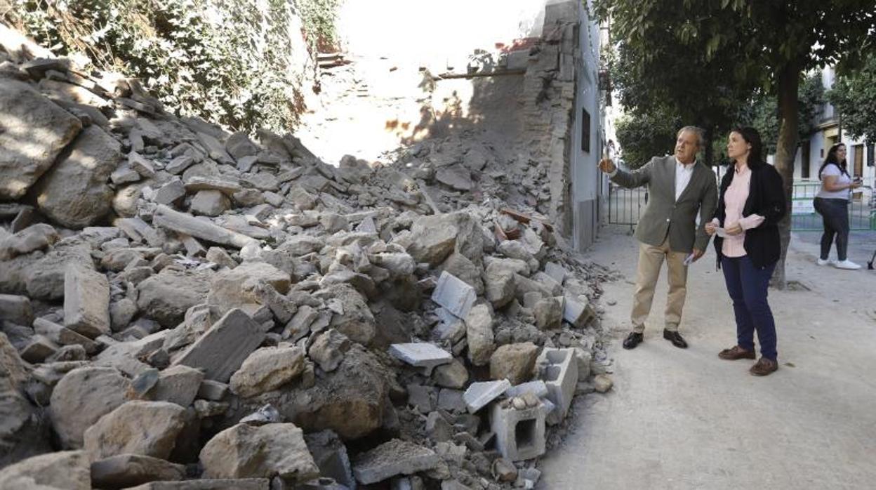 Visita de las autoridades al muro derribado en la calle San Fernando