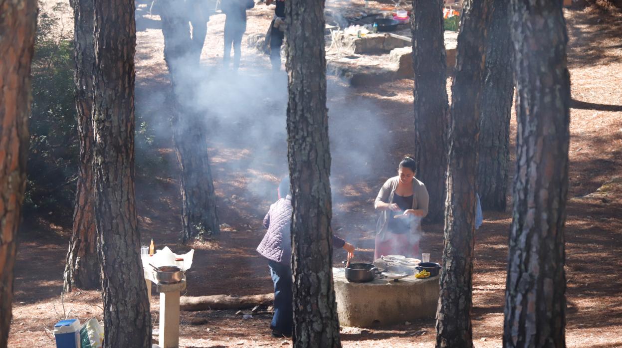 Cocinado de un perol cordobés, ayer en Los Villares