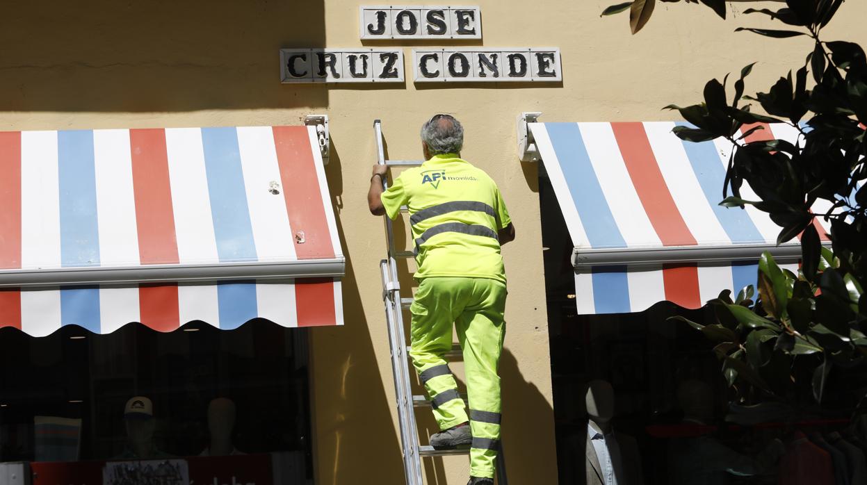 Un operario durante el cambio de nombre de la calle José Cruz Conde