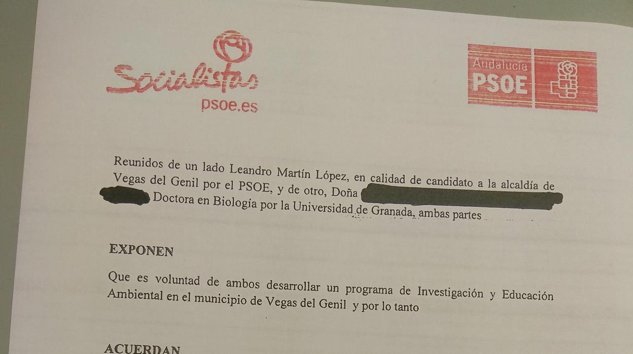 Imagen del documento firmado por el alcalde Vegas del Genil y una vecina