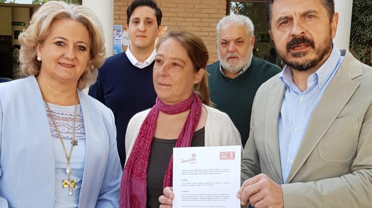 En el centro, Lola García, con el documento de compra de votos