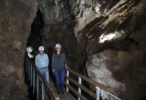 Visita al interior de la Cueva del Yeso en Baena