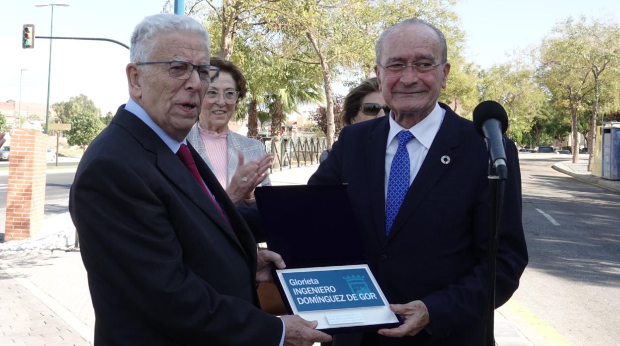 El fundador de Mayoral, Rafael Domínguez de Gor, junto al alcalde de Málaga, Francisco de la Torre