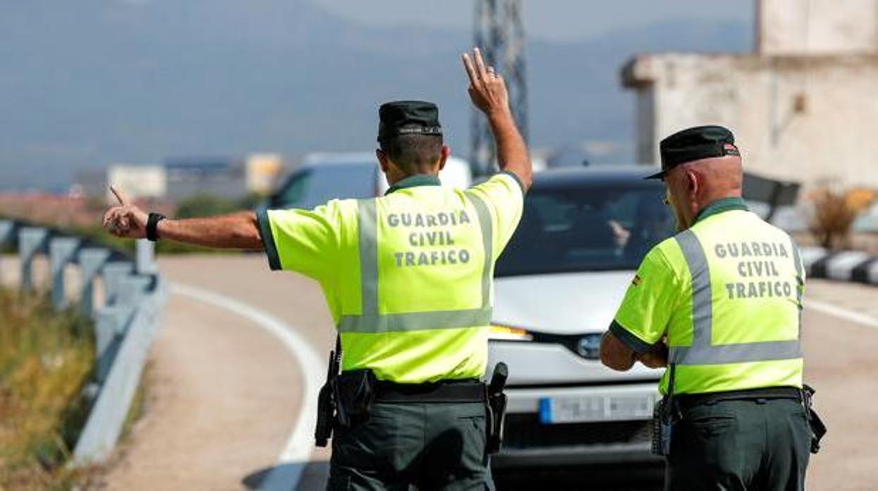 Dos agentes del Subsector de Tráfico de la Guardia Civil