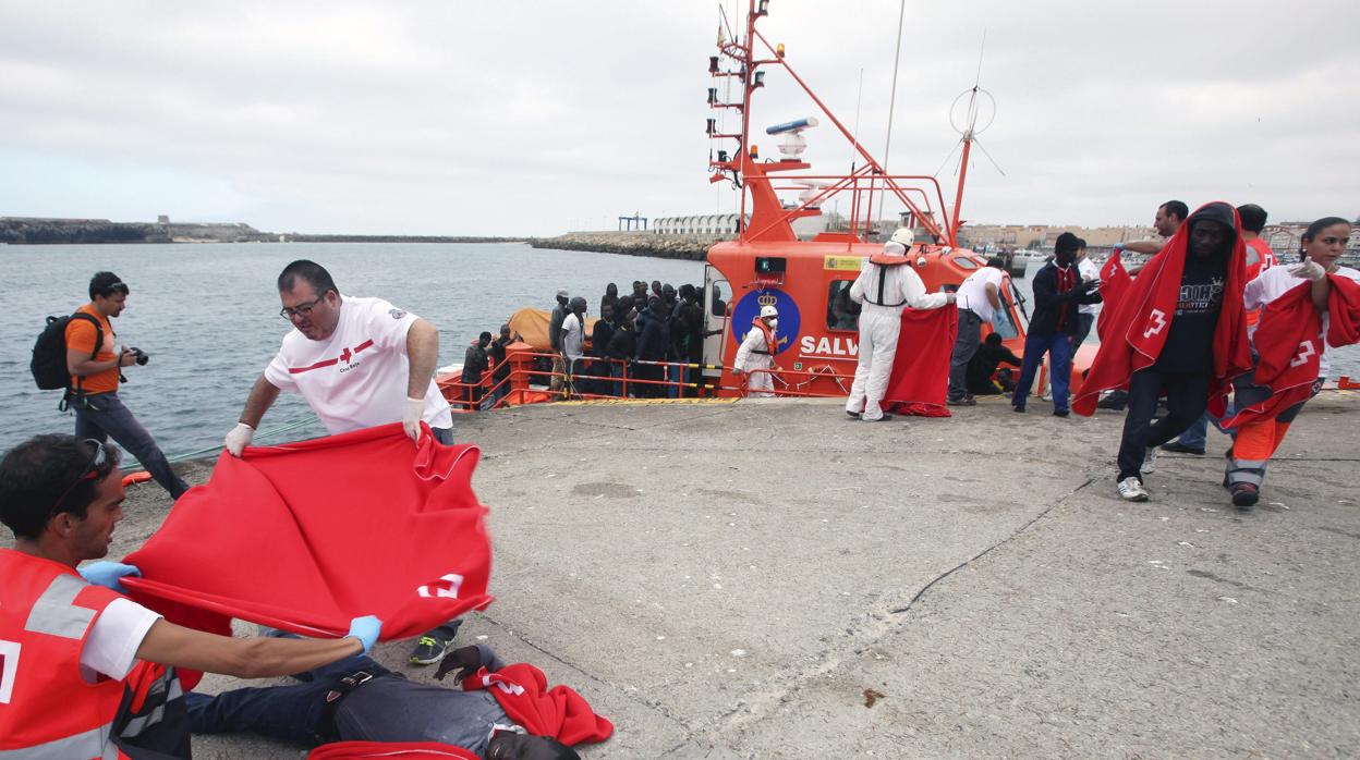 Voluntarios de Cruz Roja atienden a inmigrantes tras llegar a España en patera