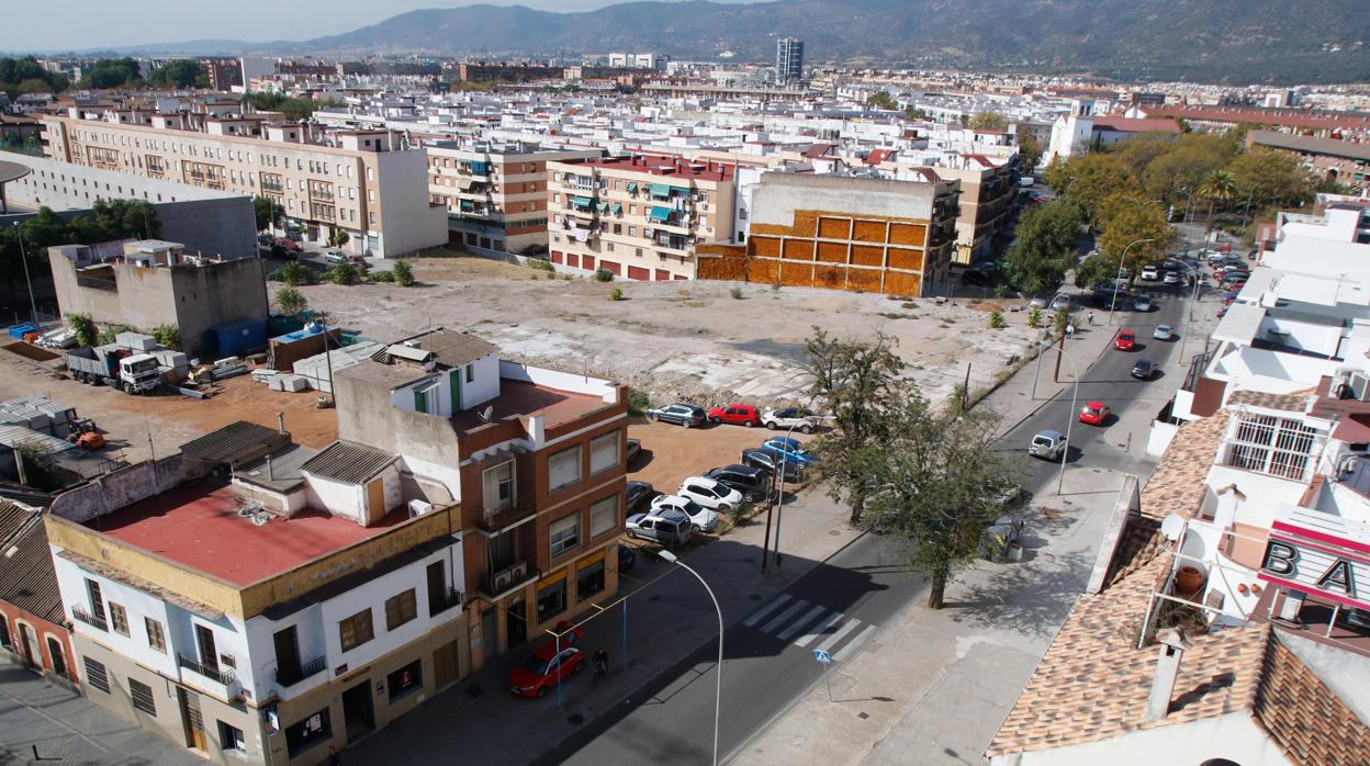 Trazado actual de la avenida, con las propiedades que impiden su ampliación a la izquierda