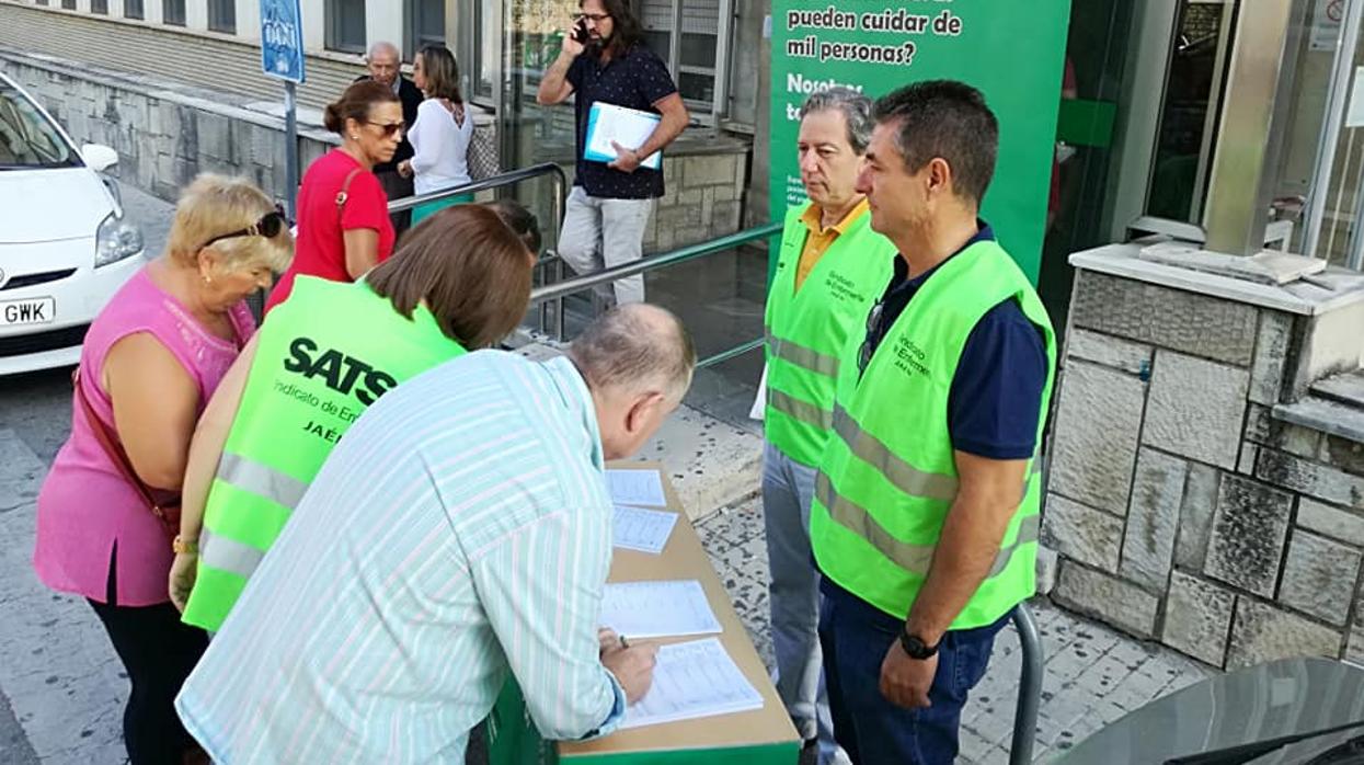 Recogida de firmas del SATSE en el hospital de Jaén por la falta de profesionales de enfermería