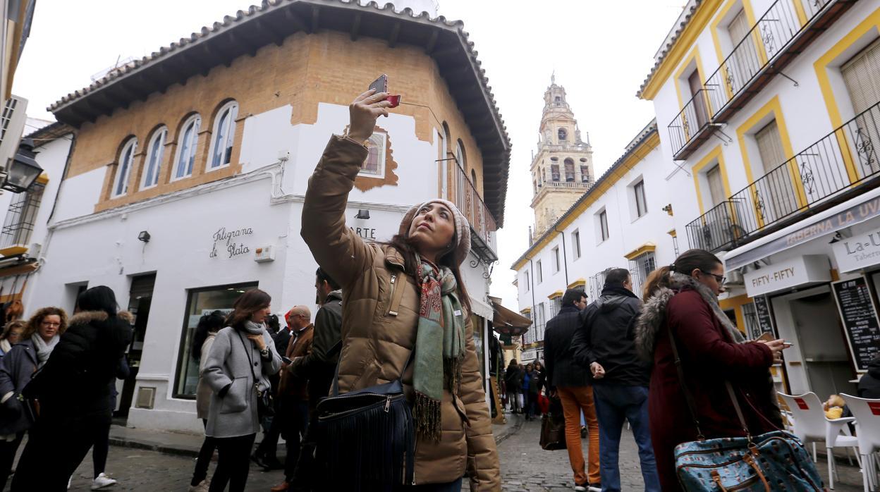 Una turista se hace un «selfie» con la torre de la Mezquita-Catedral de fondo