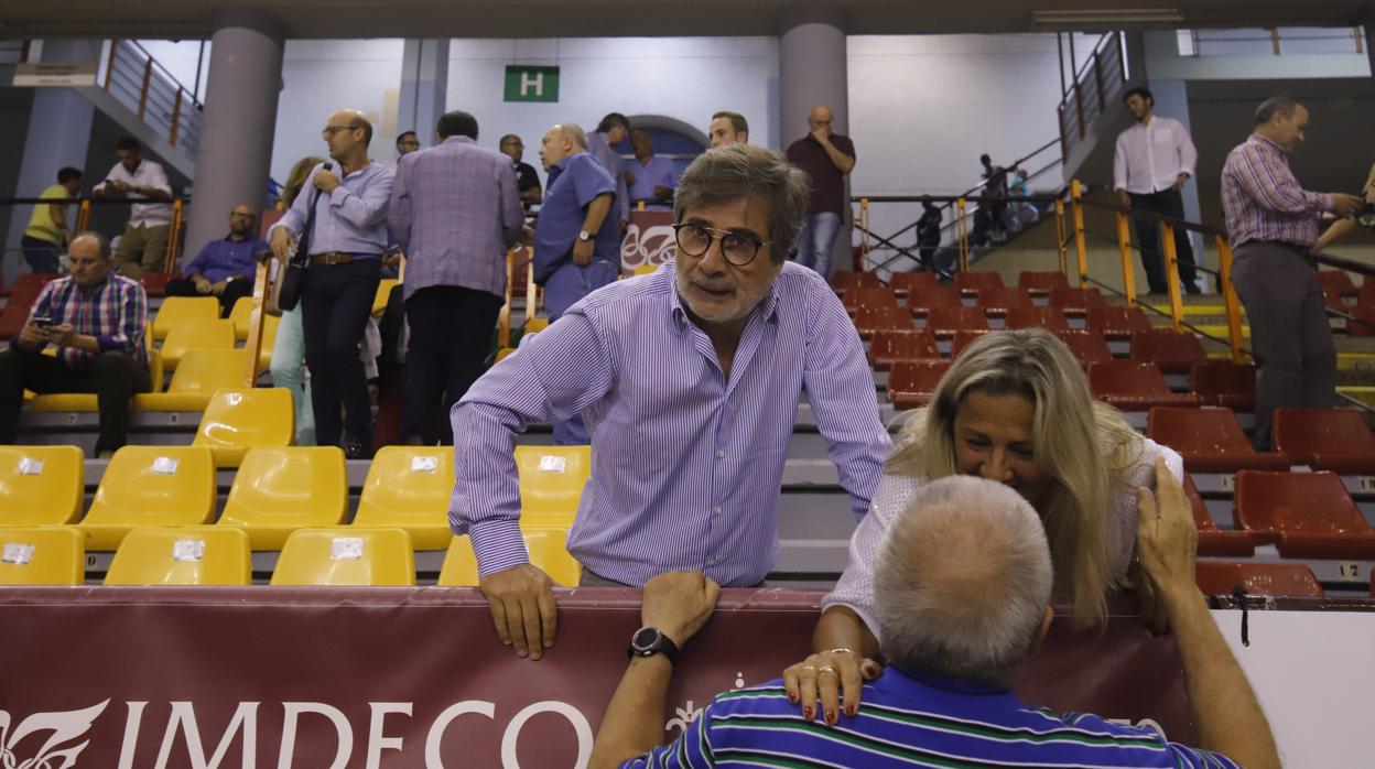 El expresidente del Córdoba, Carlos González, en el palco del Córdoba Patrimonio