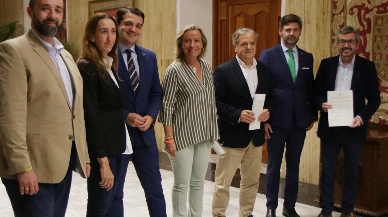 Equipos de Vox, el PP y Cs, ayer