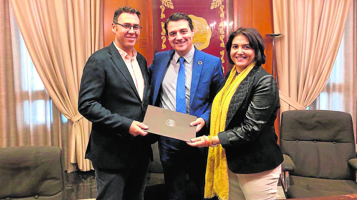 Firma del acuerdo con Proyecto Hombre