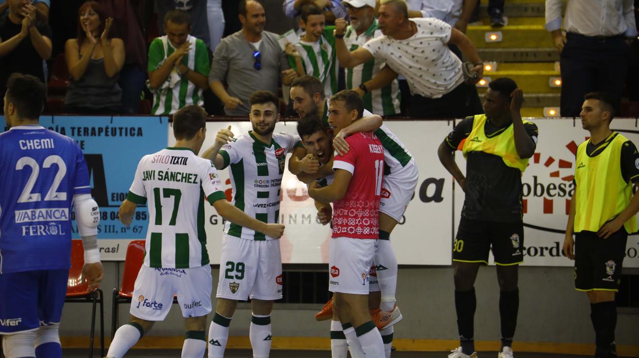 Los jugadores del Córdoba celebran la victoria ante O Parrulo