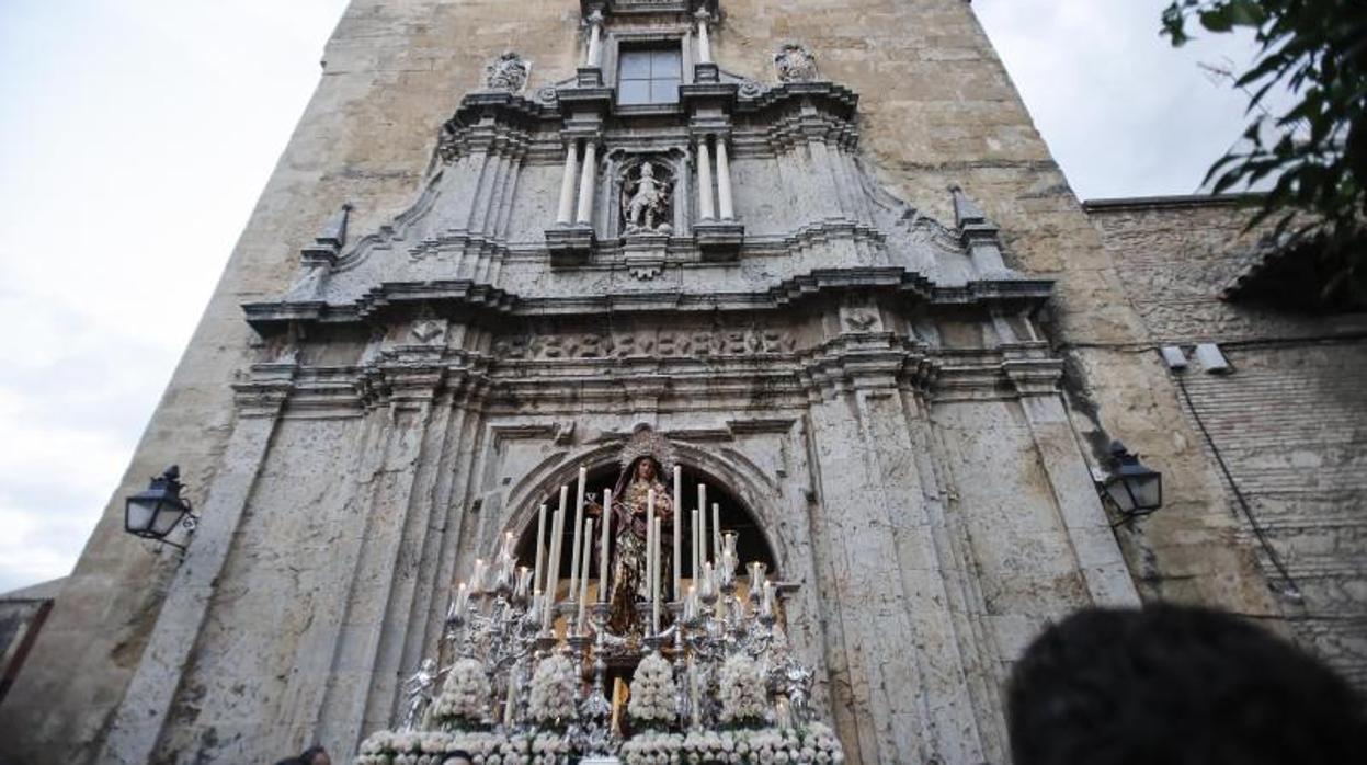 La Virgen del Amparo en su salida procesional en la tarde del viernes