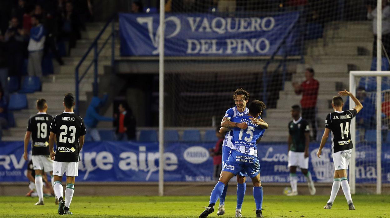 Los jugadores del Talavera celebran el segundo gol