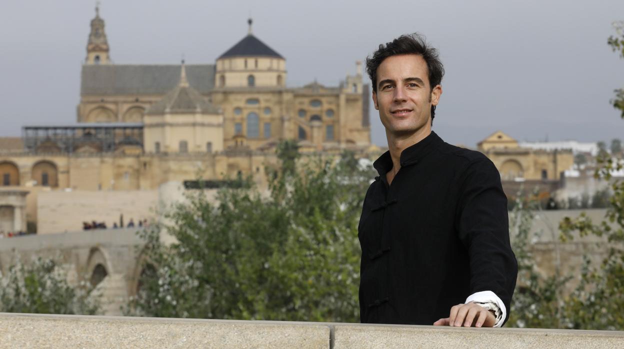 Luis Azcona posa para ABC con la Mezquita-Catedral al fondo