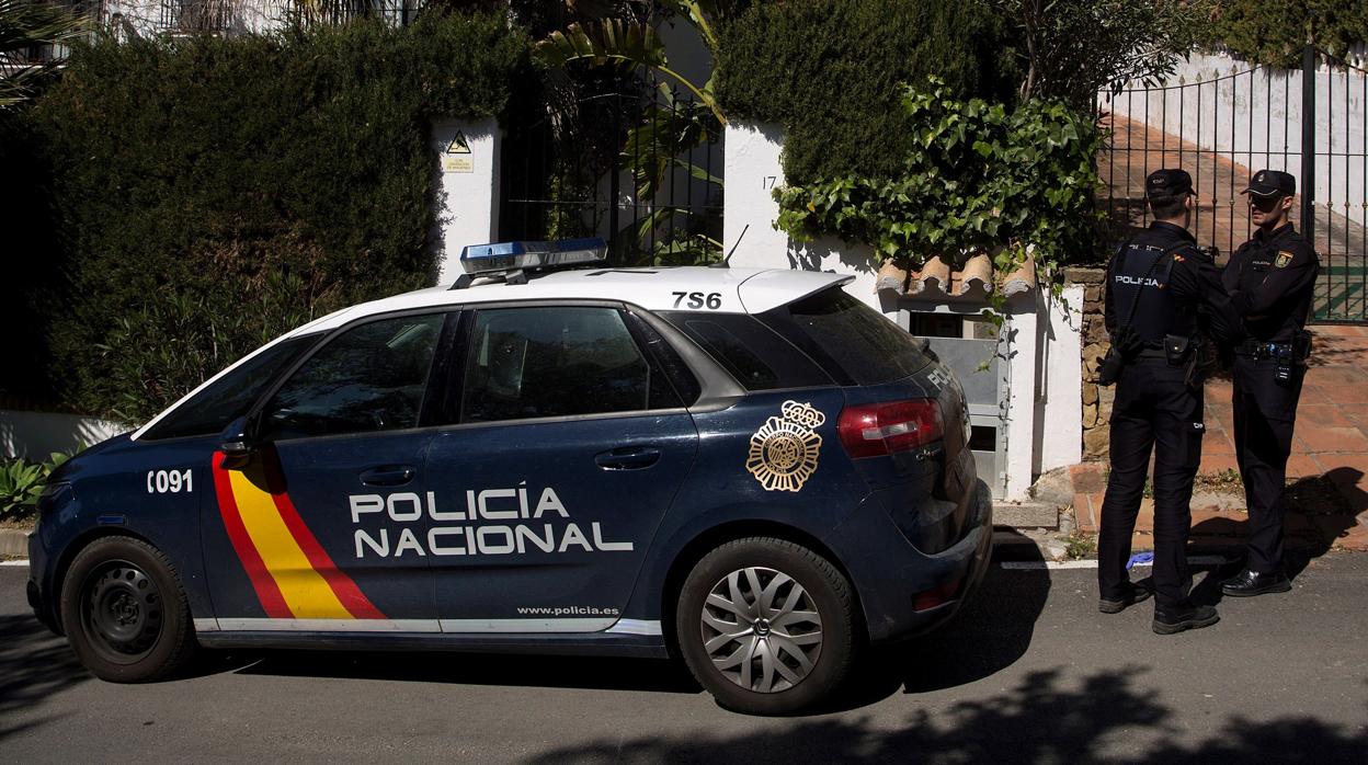 Dos policías, en una urbanización malagueña, en una imagen de archivo