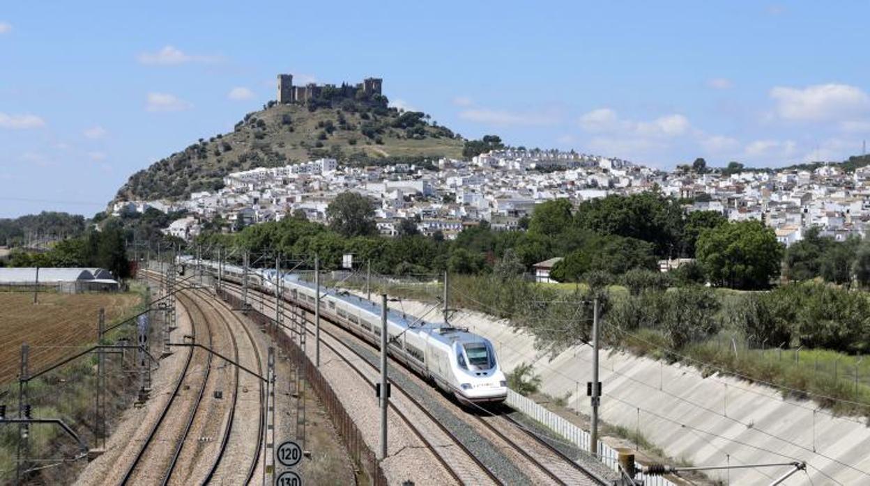 Tren de Alta Velocidad a su paso por Almodóvar del Río