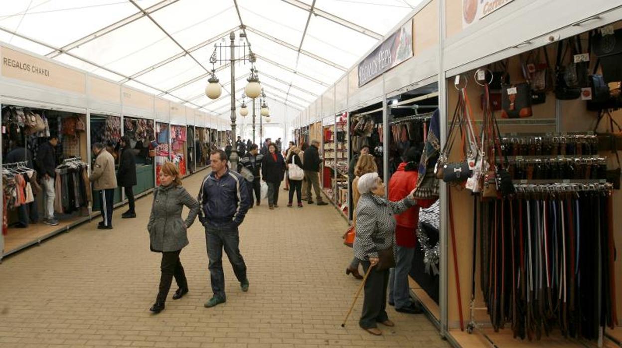 Carpa de comercio ambulante instalada en el Paseo de la Victoria en la Navidad de 2015