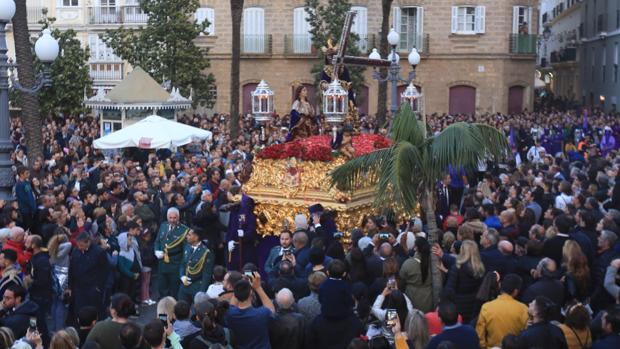 Pendientes del acoplamiento de Jueves Santo y Madrugada en Cádiz