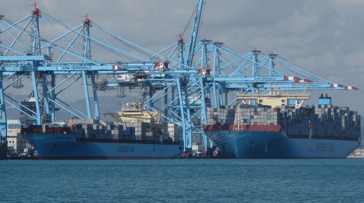 A la derecha, imagen del buque Mary Maersk, uno de estos megaships, en el Puerto de Algeciras