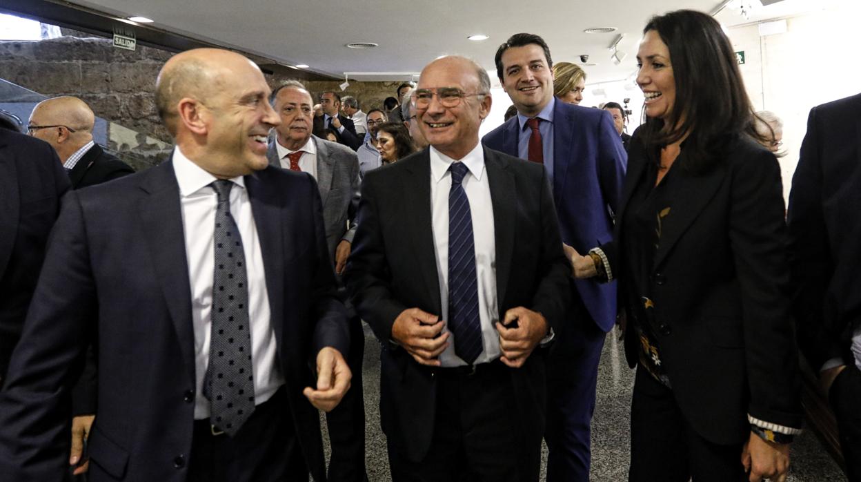 El presidente del Puerto de Málaga (en el centro), hoy junto al consejero delegado de Cajasur Banco