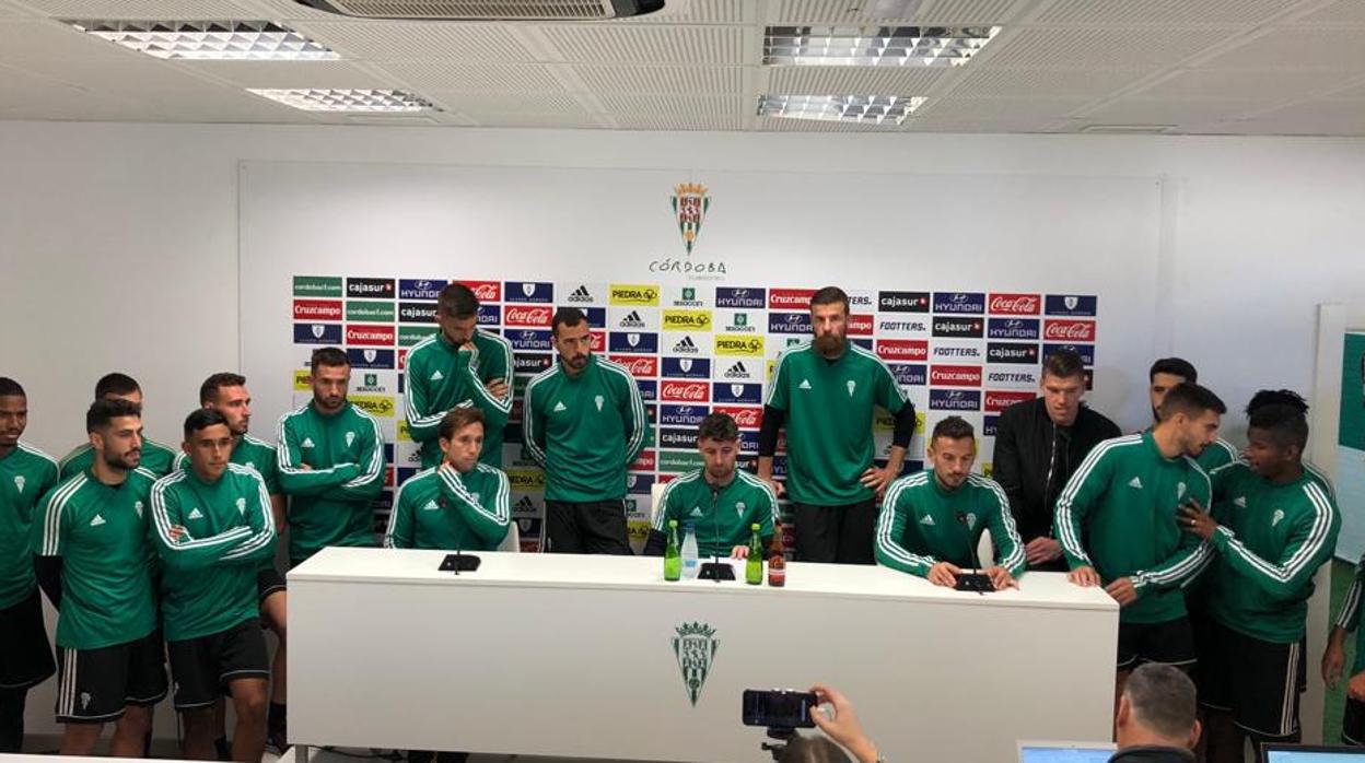 La plantilla del Córdoba CF en la sala de prensa de El Arcángel este miércoles