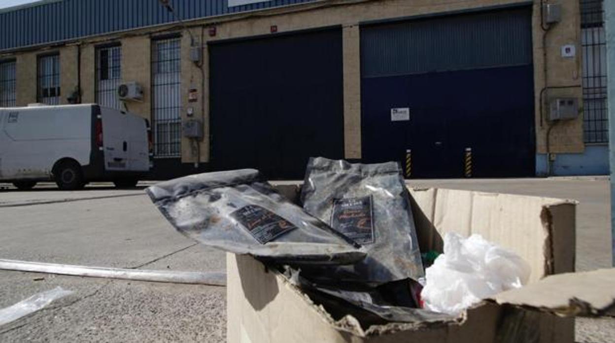 Dos paquetes de carne mechada de Magrudis frente a la fábrica