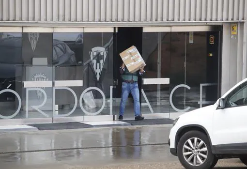 Un agente abandona las oficinas del Córdoba con cajas de documentación