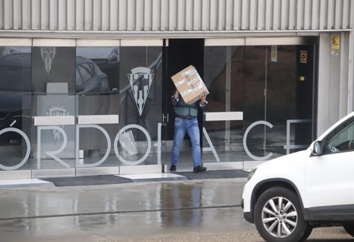 Un agente abandona las oficinas del Córdoba con cajas de documentación