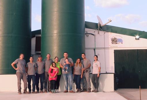 En el centro de la imagen, Walter Ríos junto a su familia y los empleados de la finca.