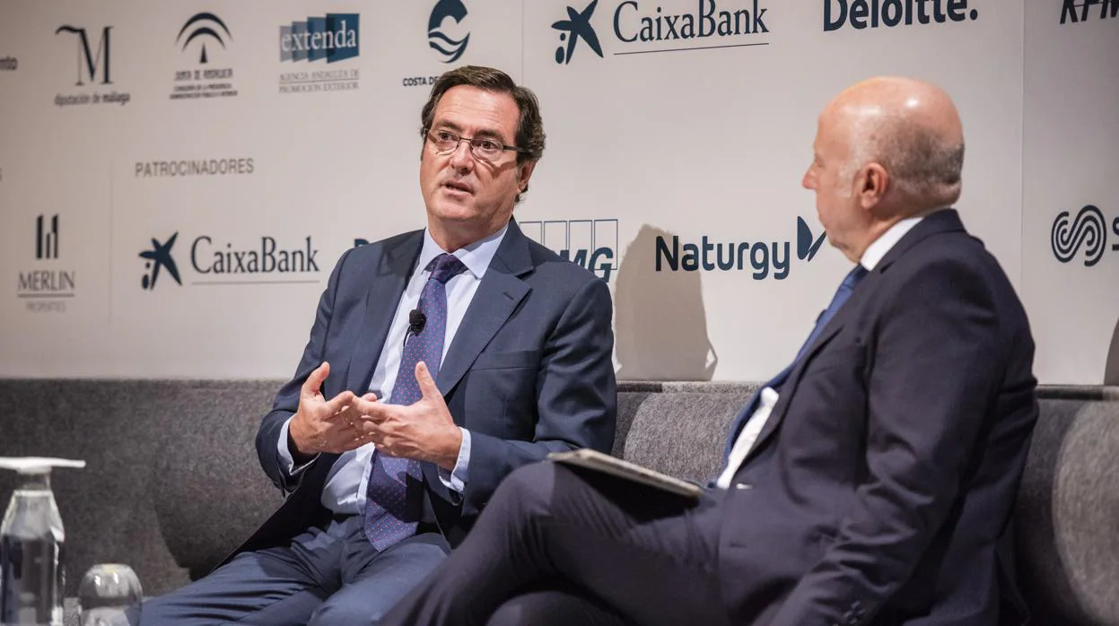 El presidente de la CEOE, Antonio Garamendi, junto al presidente de KPMG España, Hilario Albarracín