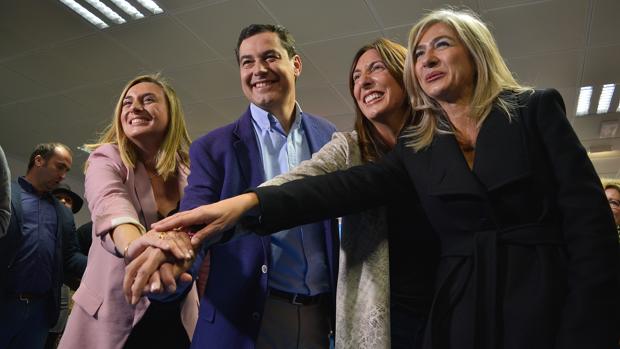 Juanma Moreno reivindica el «talento femenino» en un encuentro con mujeres en Granada