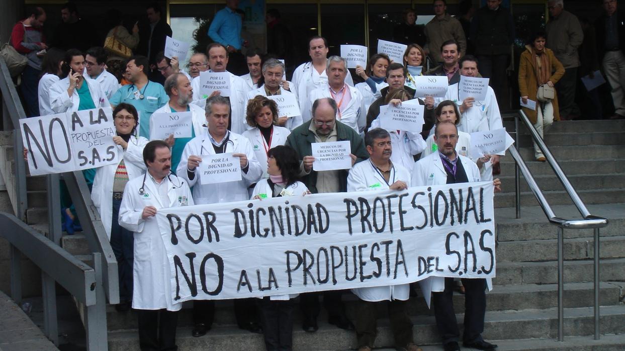 Protesta a las puertas de un hospital en una imagen de arvhivo