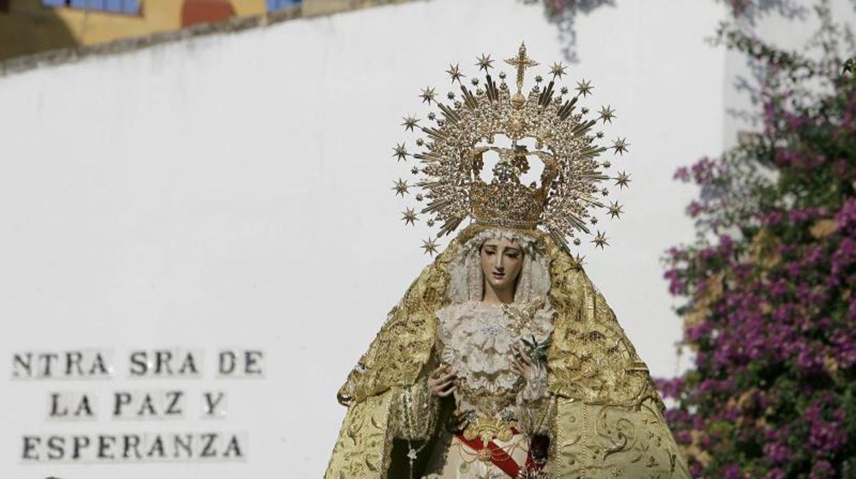 La Virgen de la Paz y Esperanza durante un rosario de la Aurora