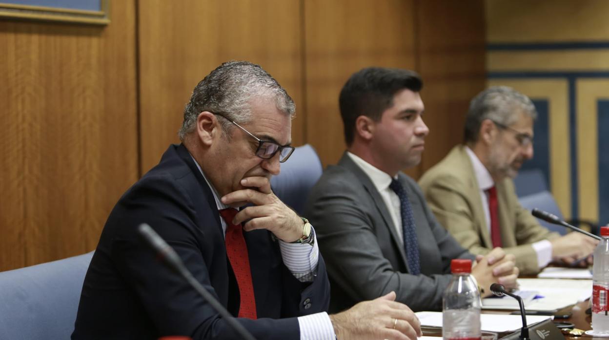 Javier Carnero junto al presidente de la comisión, Enrique Moreno, y el letrado de la misma